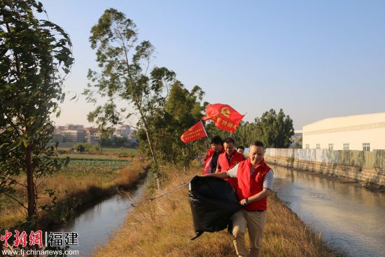 沟边、河旁、海滩上捡拾垃圾,到处都有爱河护海的党员活动身影。 沟边、河旁、海滩上捡拾垃圾,到处都有爱河护海的党员活动身影。