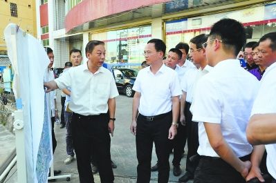 莆田市委书记林宝金(左二)调研城乡河道生态治理工作。 莆田市委书记林宝金(左二)调研城乡河道生态治理工作。