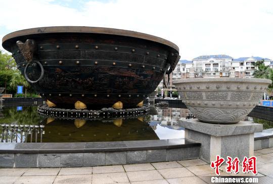 巨型铜雕擂钵成为将乐一景。 张斌 摄 巨型铜雕擂钵成为将乐一景。 张斌 摄