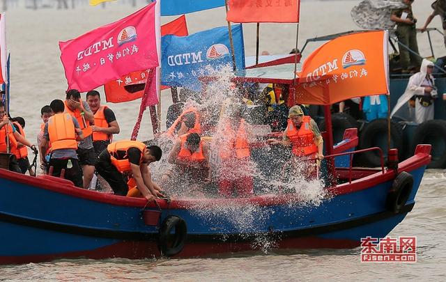 石狮:海上泼水、攻炮城 多彩民俗活动过端午