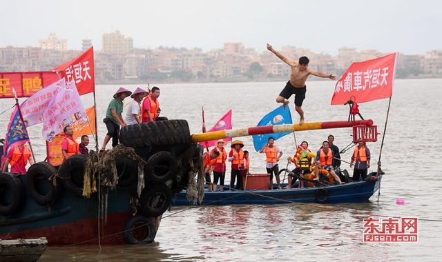 石狮:海上泼水、攻炮城 多彩民俗活动过端午