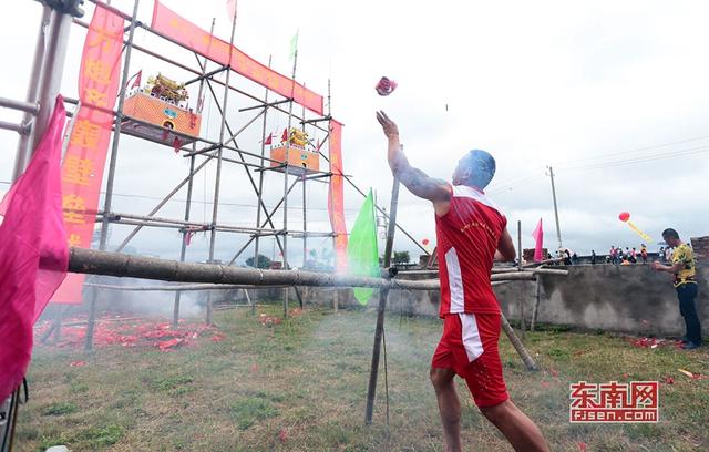 石狮:海上泼水、攻炮城 多彩民俗活动过端午