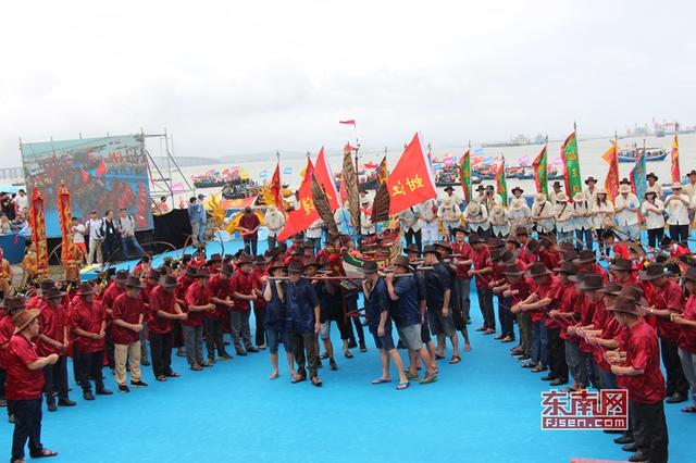 石狮:海上泼水、攻炮城 多彩民俗活动过端午