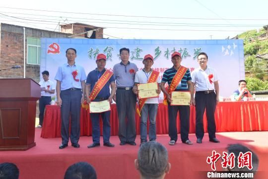 图为茶王赛颁奖仪式现场。 陈德进 摄 图为茶王赛颁奖仪式现场。 陈德进 摄