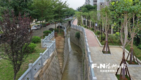 赤星溪完成“卷地毯”施工 沿河步道全线贯通