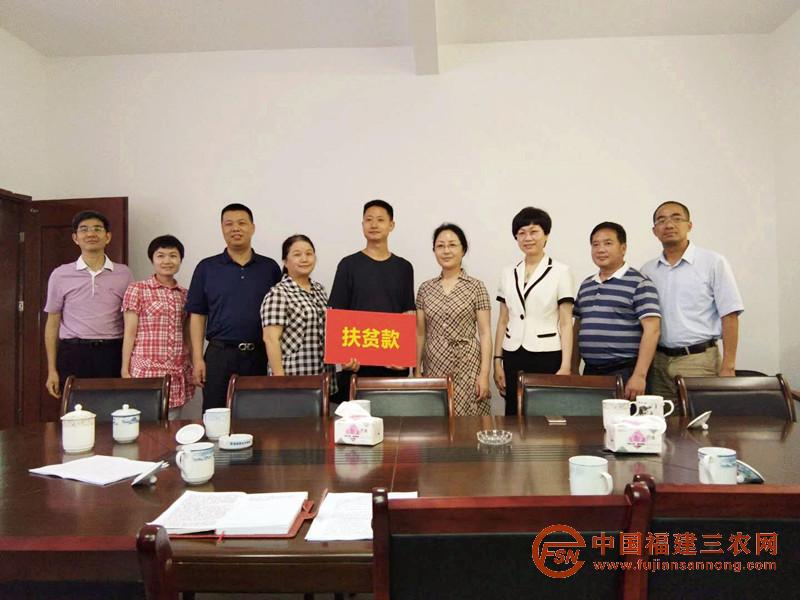 10-(右四)前任福州海关党组书记、关长何小平来芹头村调研并赠送扶贫款,(右三为霞浦县委常委、总工会主席徐箐).jpg