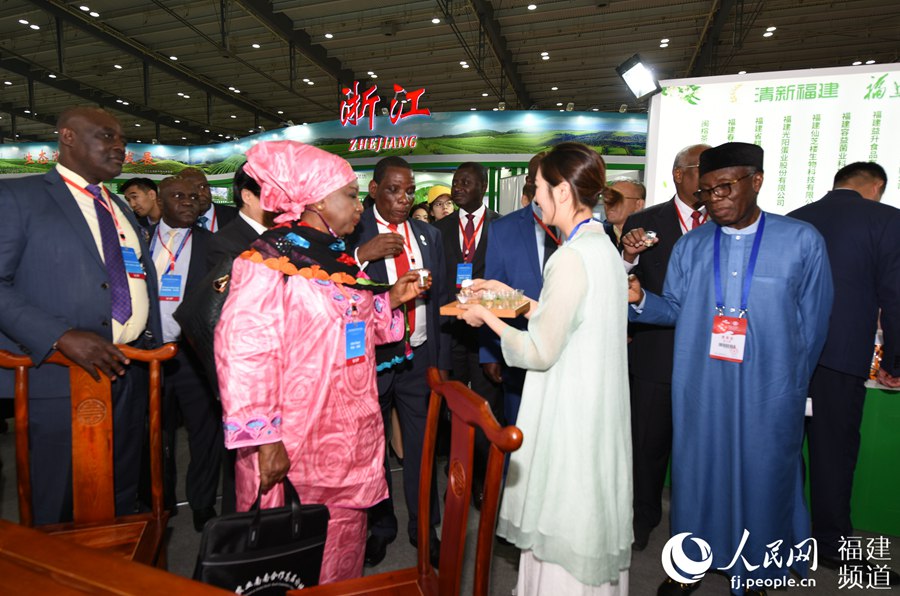 外宾正在品尝福州茉莉花茶,品尝后赞不绝口