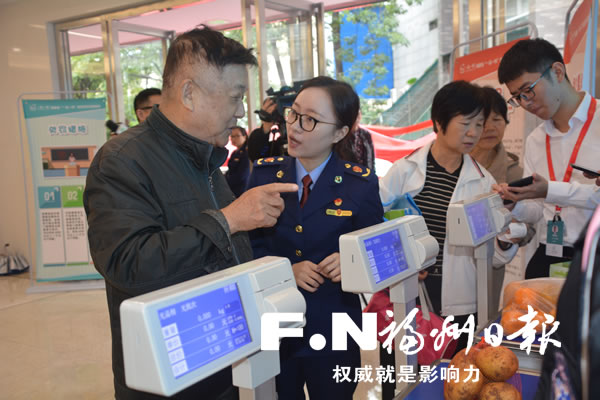 福州“食安快检车”开到仓山 普及食品安全知识