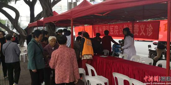 群众积极参与食药安全知识现场互动问答。 群众积极参与食药安全知识现场互动问答。