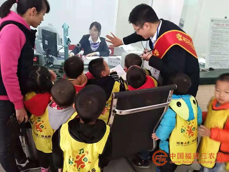 永定联社与集镇幼儿园开展“走进银行”体验活动(永定联社,陈琳) (1).jpg