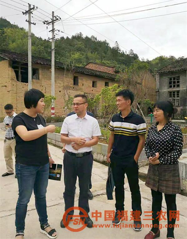 福建技师学院党委书记、院长罗增桂(左二)指导驻村工作.jpg