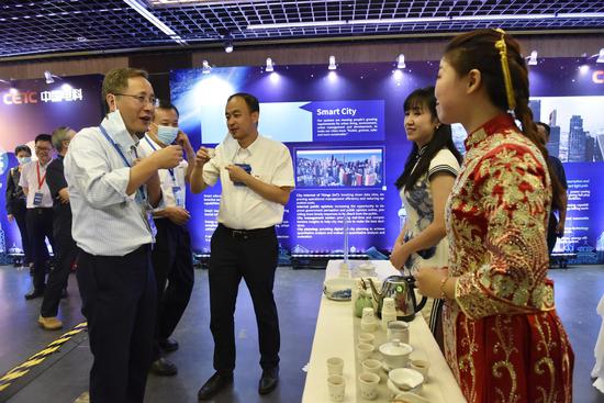 åä¼é¢å¯¼å宾åé´æ¿åç½è¶