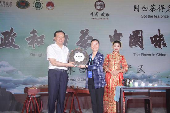 æ¿åå¿å§ä¹¦è®°é»ç±åï¼ä¸ï¼ååä¼é¢å¯¼åå®¾èµ éæ¿åç½è¶é¥¼