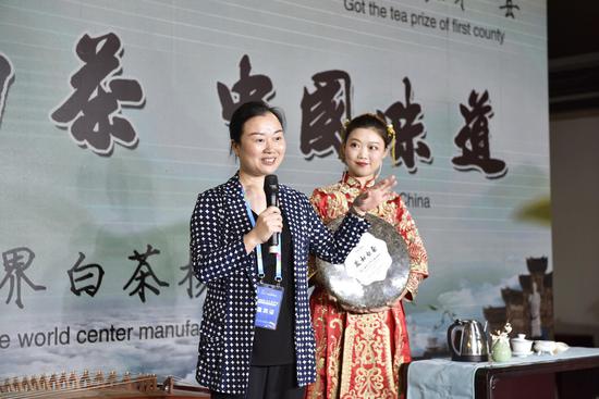 æ¿åå¿å§ä¹¦è®°é»ç±åï¼å·¦ï¼ååä¼é¢å¯¼å宾æ¨ä»æ¿åç½è¶