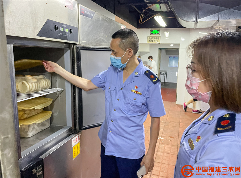 福州市台江区市场监管局检查集中隔离点食品安全。( 王志远 摄).jpg