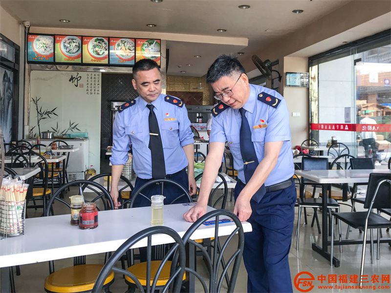 台江区市场监管局工作人员粘贴文明餐桌标识。( 王志远 摄).jpg