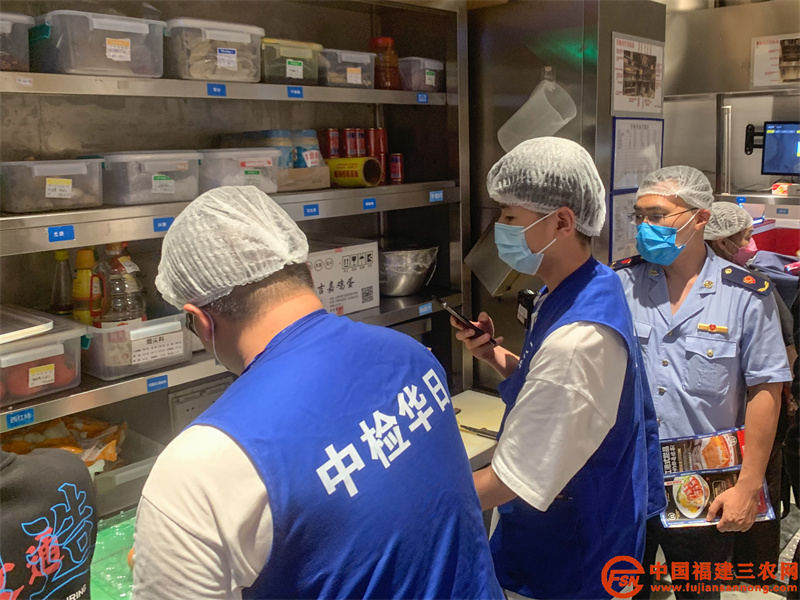 台江区市场监管局执法人员突击抽检餐饮单位食材。( 王志远 摄).jpg