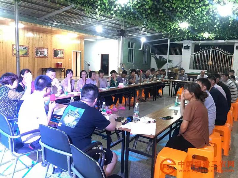 9月2日晚,村党支部换届选举预备会上使用已调试好的麦克风、音响开会 (2).jpg