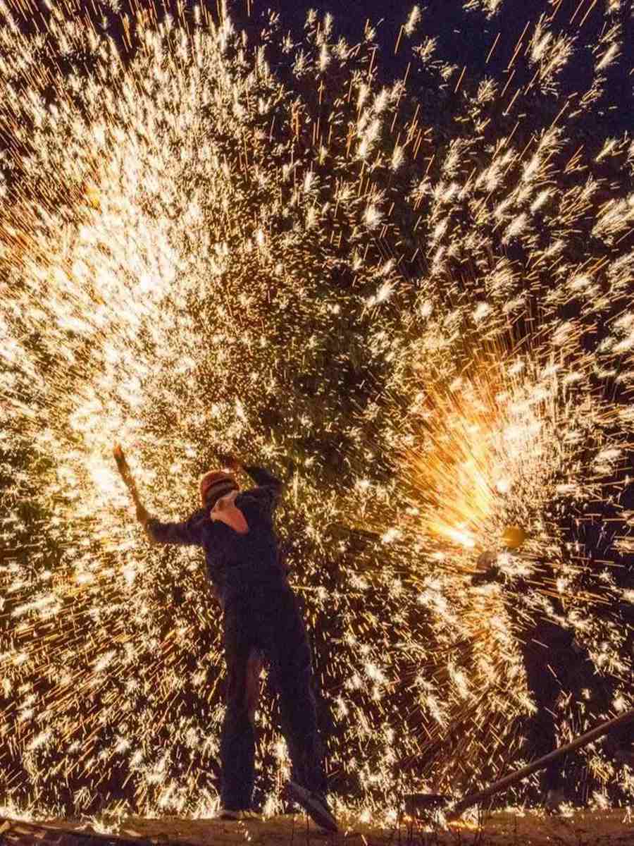 莆田“千面”元宵:轮番上演“上刀山下火海”绝技 莆田“千面”元宵:轮番上演“上刀山下火海”绝技