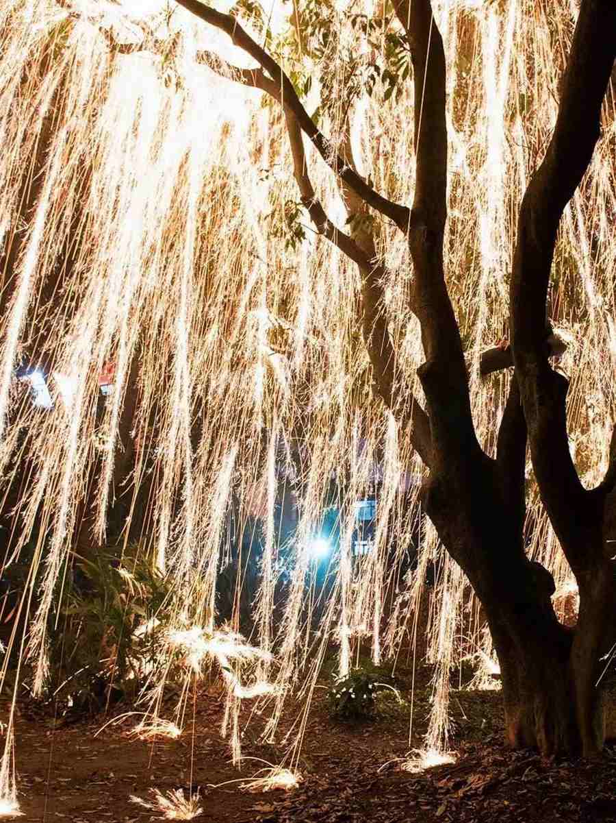 莆田“千面”元宵:轮番上演“上刀山下火海”绝技 莆田“千面”元宵:轮番上演“上刀山下火海”绝技