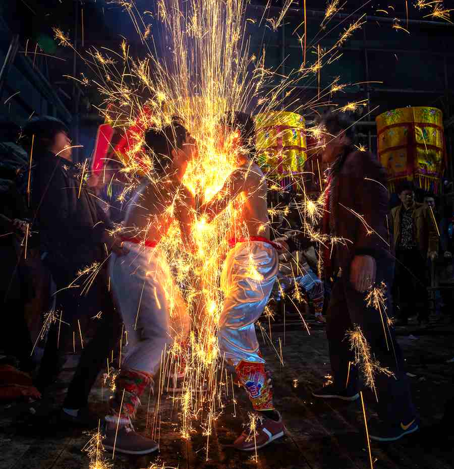 莆田“千面”元宵:轮番上演“上刀山下火海”绝技 莆田“千面”元宵:轮番上演“上刀山下火海”绝技