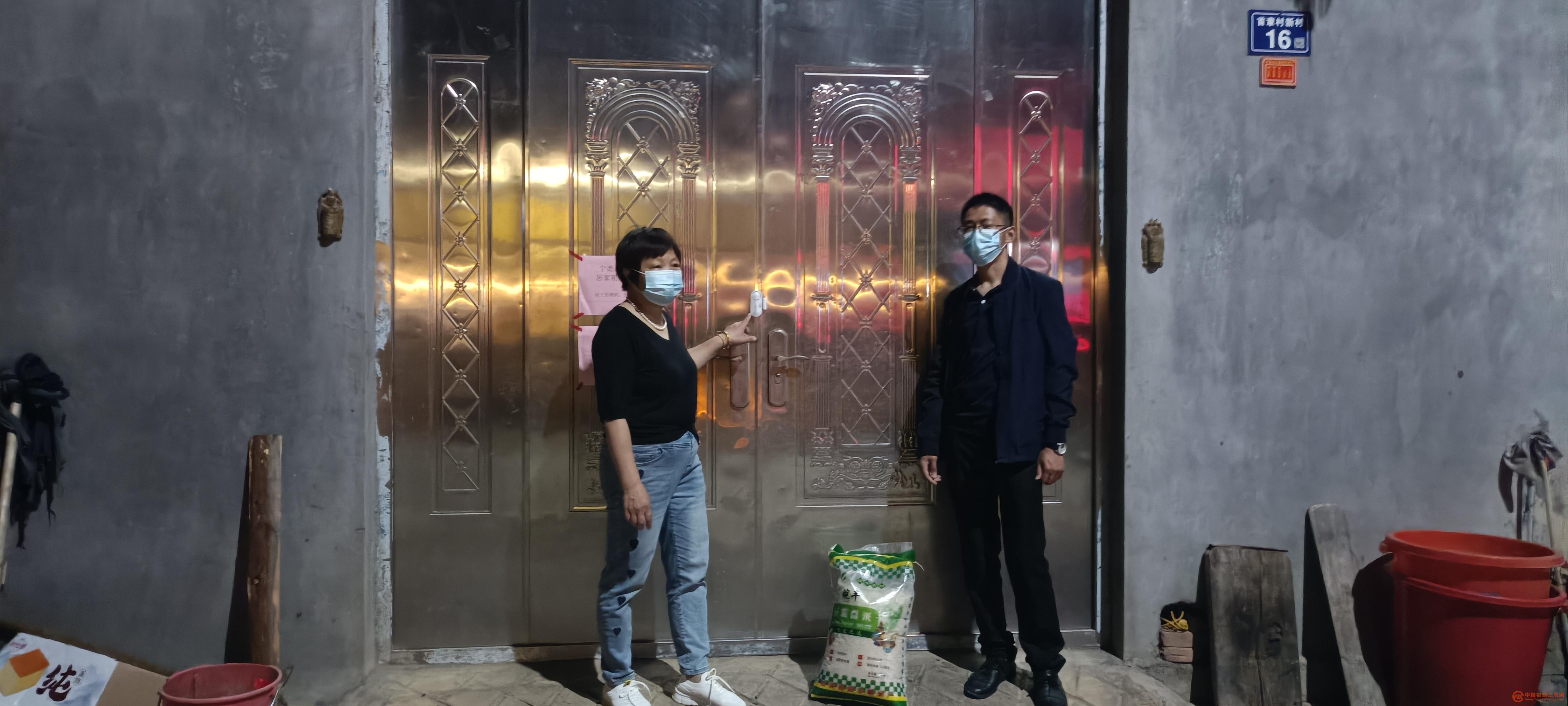 为隔离群众送去大米 (2).jpg 为隔离群众送去大米 (2).jpg