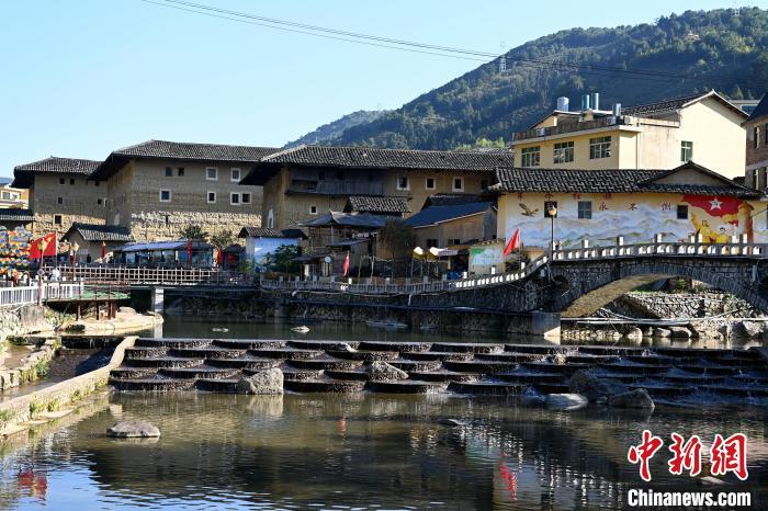 南江村的土楼沿溪而建，两条小溪汇聚在南江村内。　张金川 摄