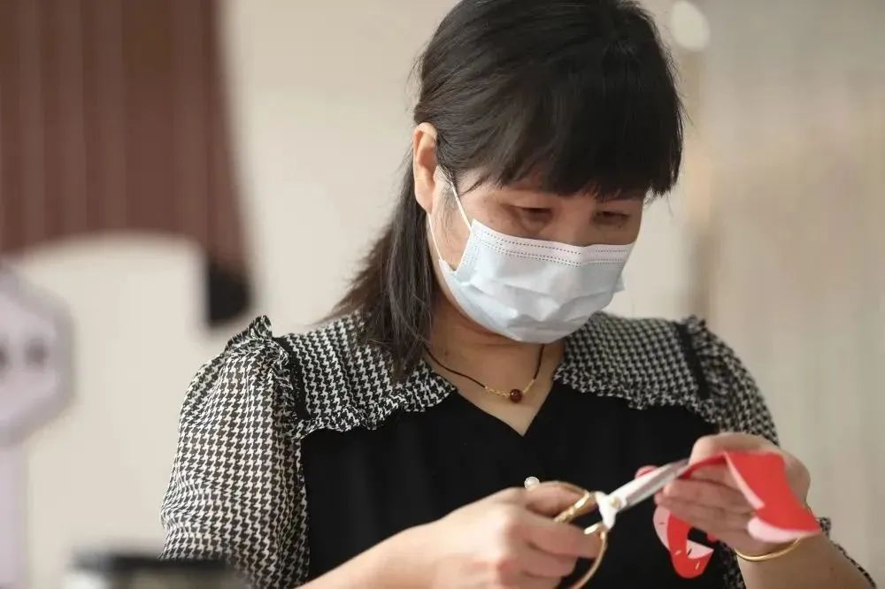 郑春华:巧手传情,以“艺”抗疫!