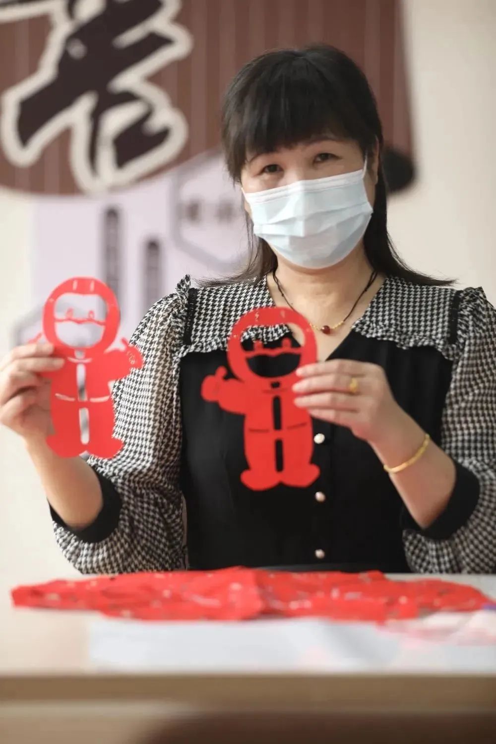 郑春华:巧手传情,以“艺”抗疫!