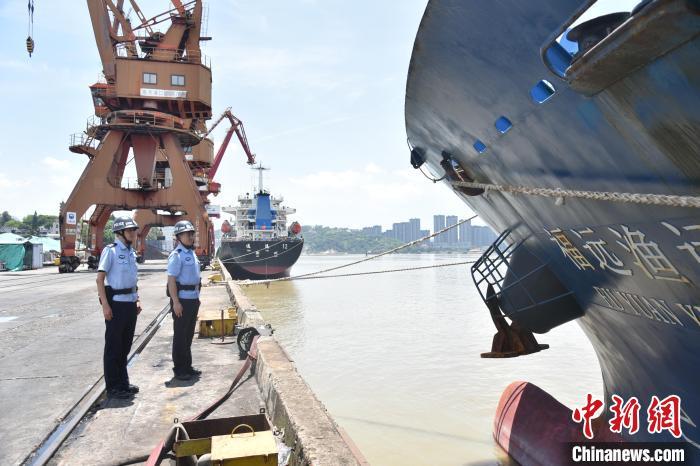 边检民警靠前保障远洋渔船入境。 范海超 摄