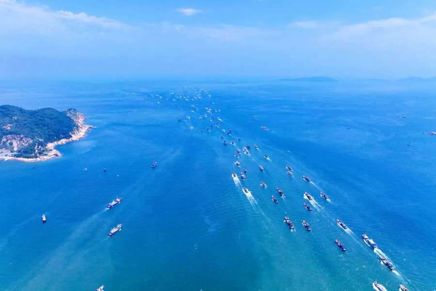 千帆竞发，渔民带着渔获满仓的期盼出海。连江县融媒体中心供图